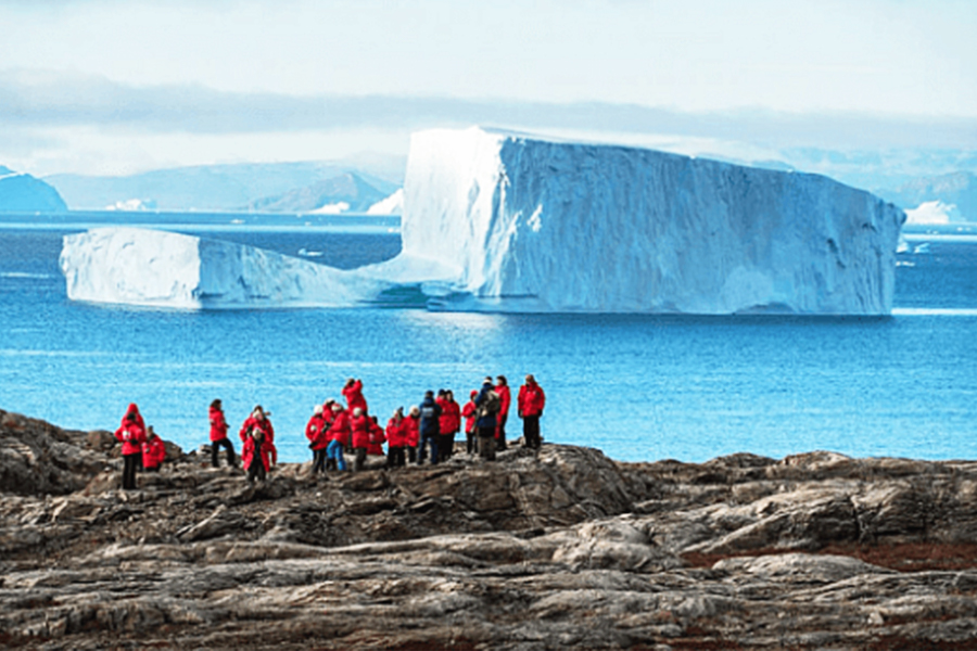 2024-0412 Icebergs, Fjords, Polar bears and Arctic wildlife -9