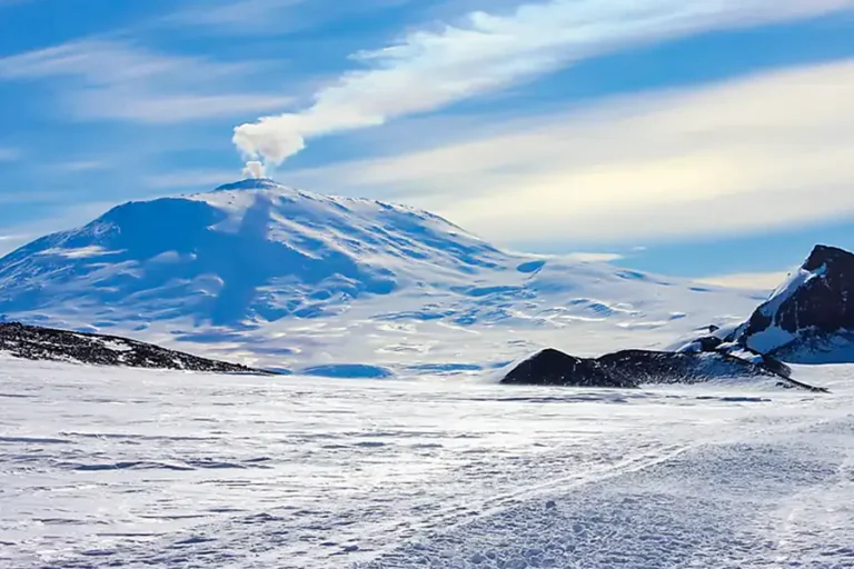 2024-0627 Unexplored Antarctica between Two Continents-IMAGE-1