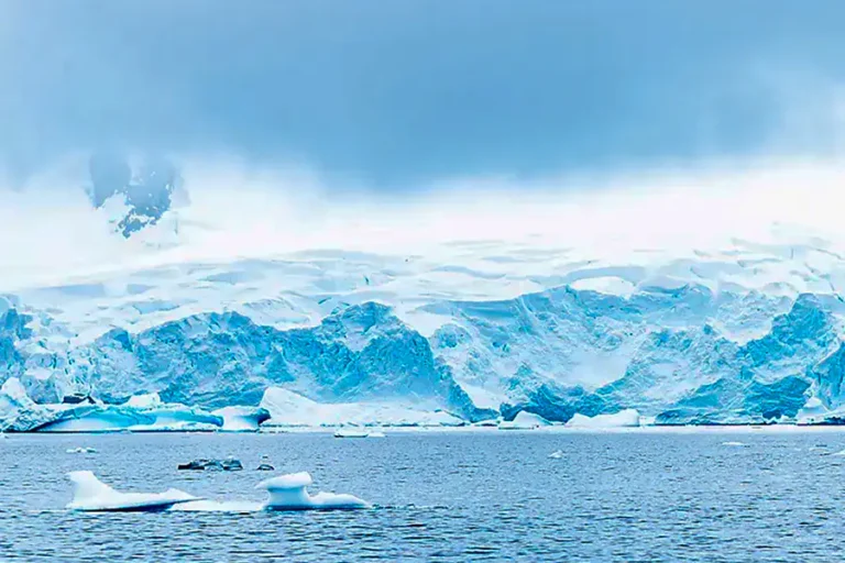 2024-0710 Ponant-Emblematic Antarctica-IMAGE