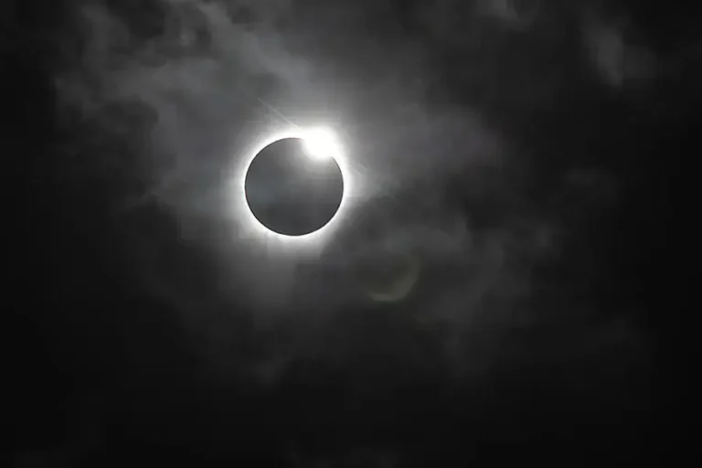 2025-0512-ponant-Total-solar-eclipse-in-the-Mediterranean-image-1