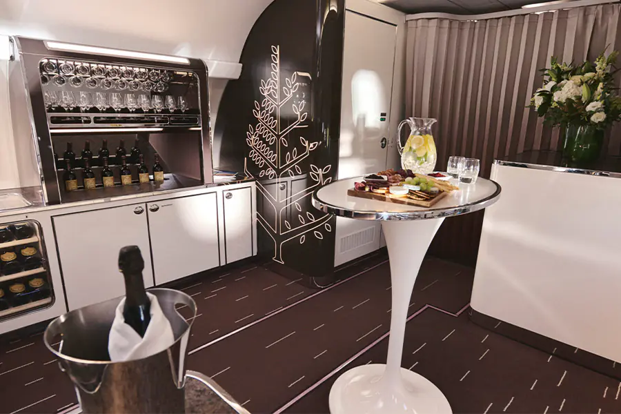 2025-0605-fourseasons-comprivatejet-image-900X600-03
