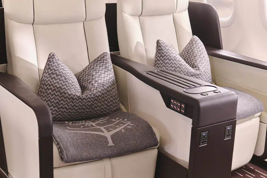 2025-0605-fourseasons-comprivatejet-image-900X600-10