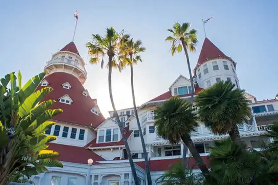 2025-0102-HAPAG-LLOYD CRUISES-Colon-Los Angeles The treasures of bygone cultures-IMAGE