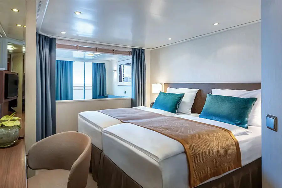 2026-0108-HAPAG-LLOYD CRUISES-EUR_Penthouse Deluxe_Suite_Sofa-image-1