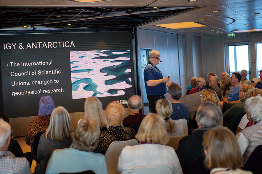 2026-0112 HX Expeditions-Highlights of Antarctica-image-06