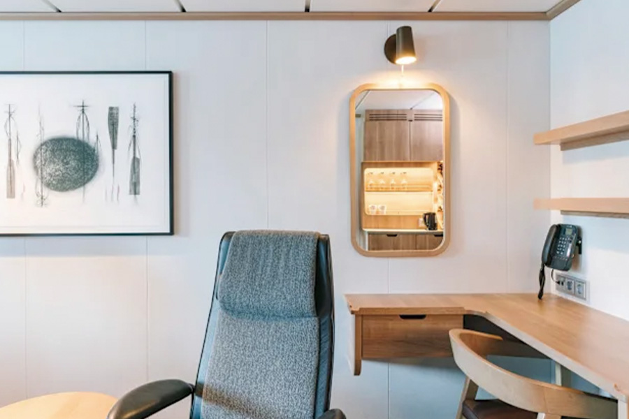 2026-0112 HX Expeditions-TT Outside cabin-image-1