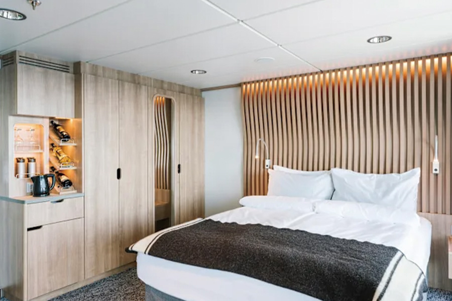 2026-0112 HX Expeditions-XY Wheelchair-accessible outside cabin with balcony-image-2