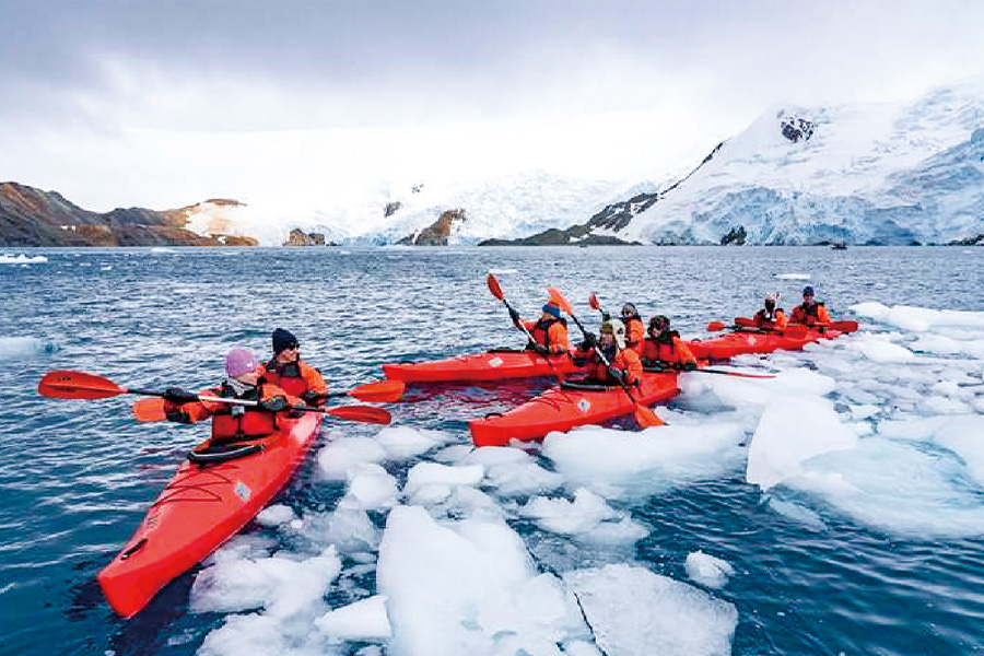 2026-0716-antarctica-21-kayak-image-2